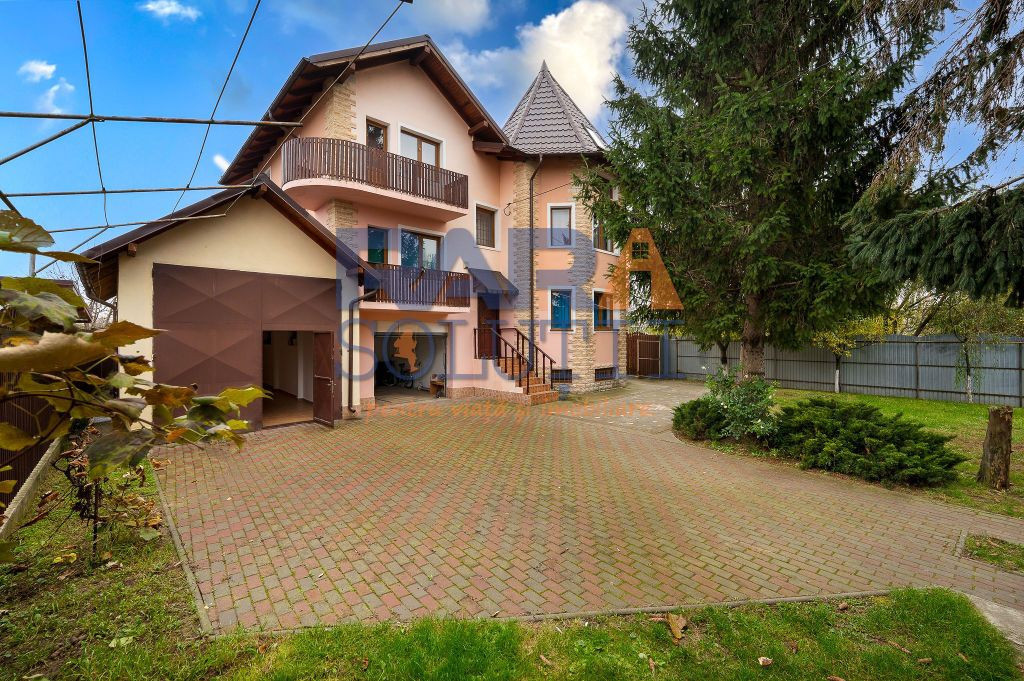 Vilă cu 6 dormitoare, 2 garaje, anexe multiple - 2076 mp...
