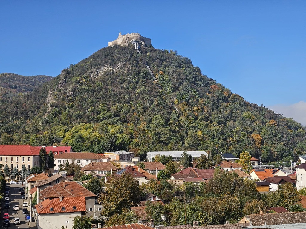 Apartament 2 camere, decomandat,mobilat si utilat, la Poalele Cetatii