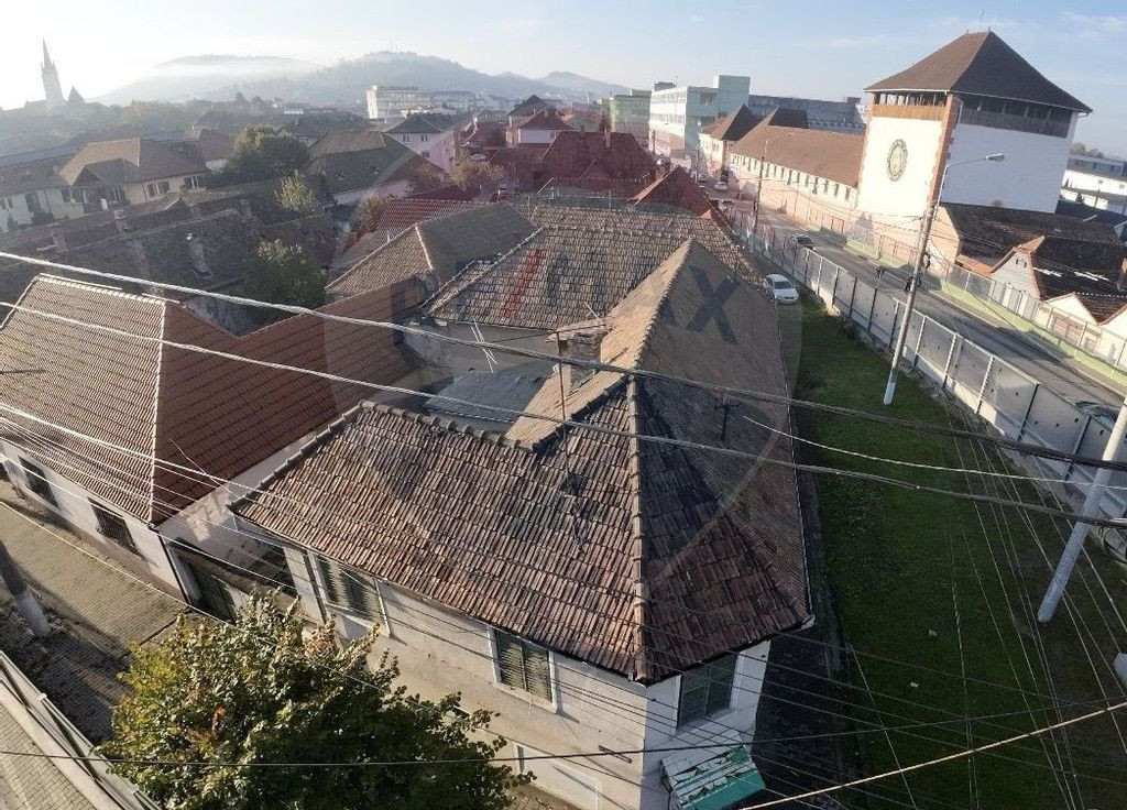 Casă cu 4 camere, situată în centrul orașului