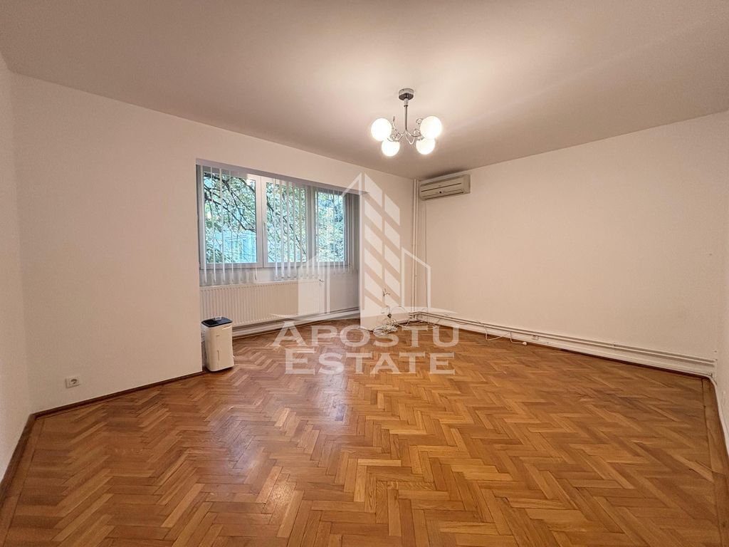 Apartament cu 4 camere, decomandat, nemobilat, garaj, zon...