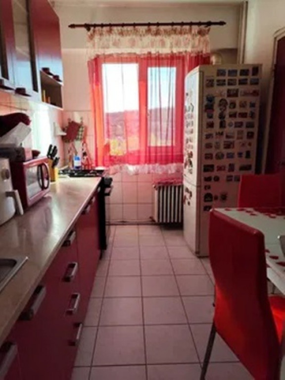 Apartament 3 camere decomandat, etaj intermediar, Piata Voievozilor