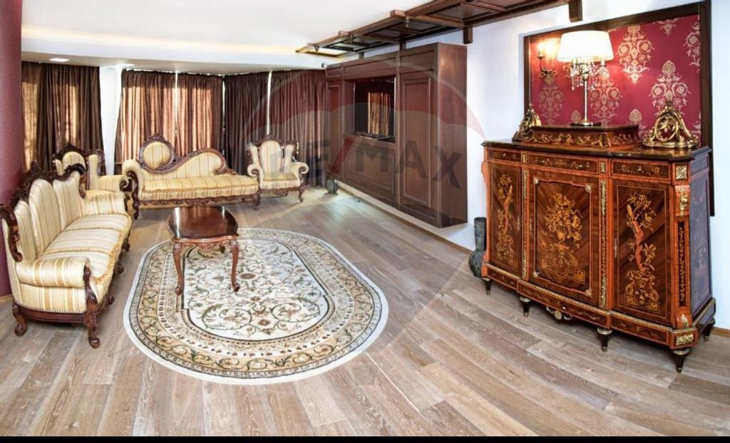 Apartament elegant cu mobilier de inspirație barocă, Va...