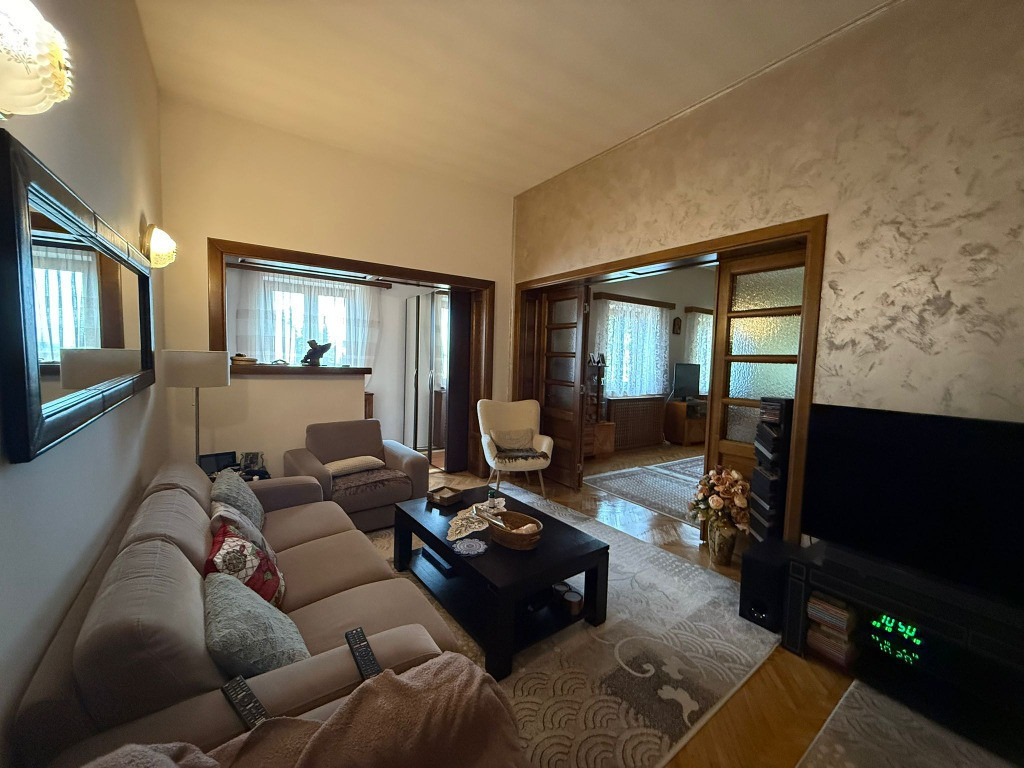 Apartament 4 camere,decomandat,etaj 1,zona Inspectoratul Scolar