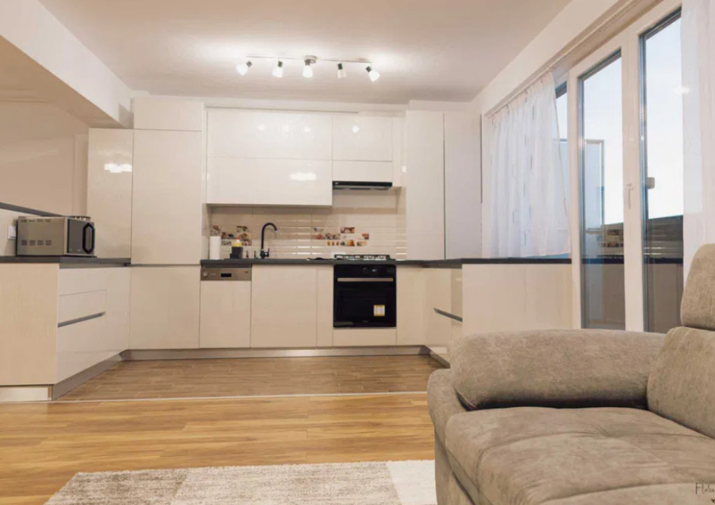 Apartament 3 camere, decomandat - zona Tractorul