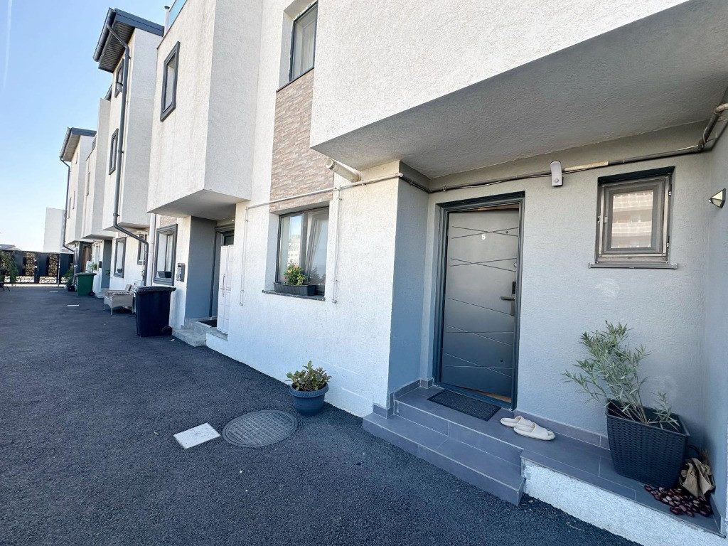 Vila P+1+M ~4 camere ~ 3 bai [Metalurgiei]