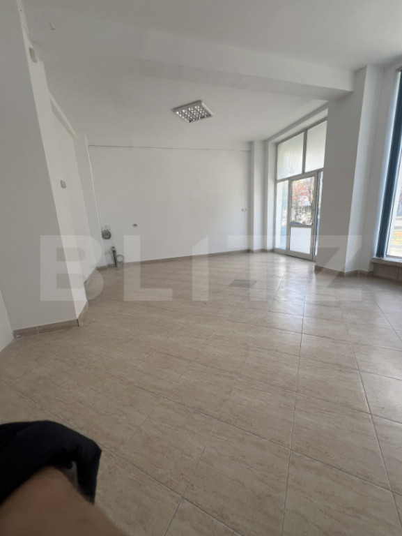 Spațiu comercial ultracentral – 60 mp, vitrină stradală