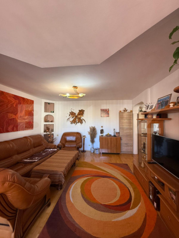 Apartament 4 camere, decomandat, zona piata mica