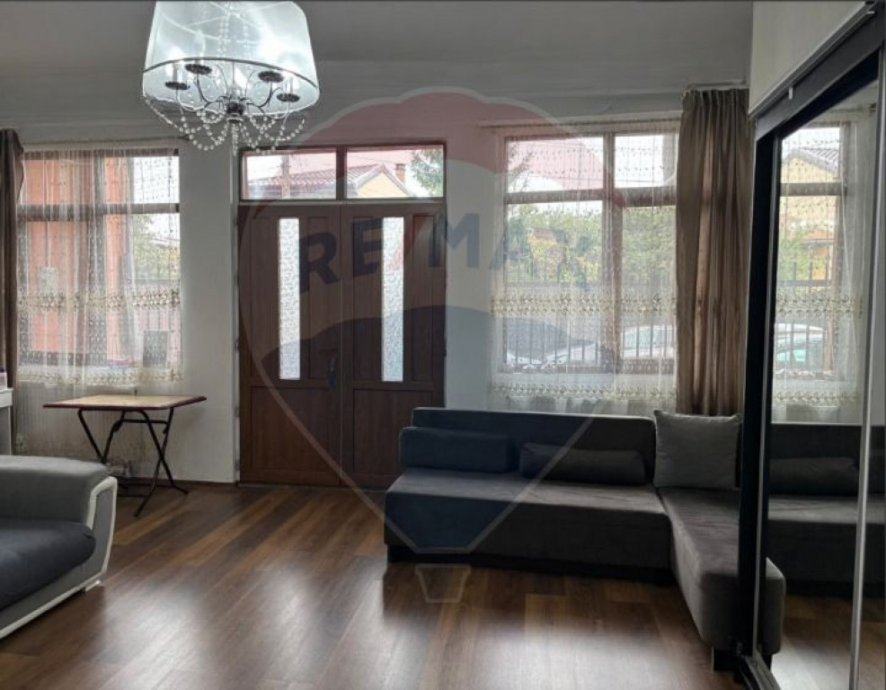 Casa cu 3 camere pretabilă pentru Spațiu Comercial în ...