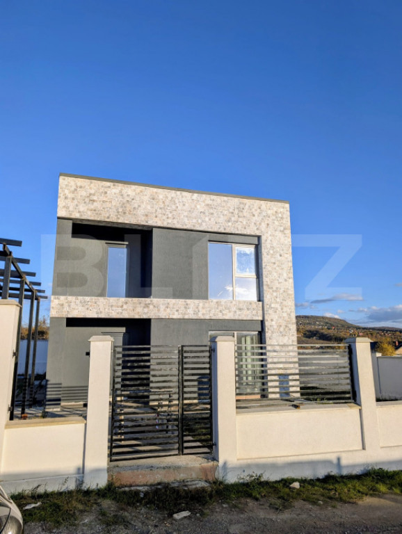 Casa moderna situata intr-o zona linistita, cu acces facil l