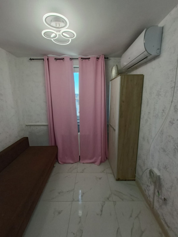 Camera camin, cu baie in interior, renovata, mobilata si uti