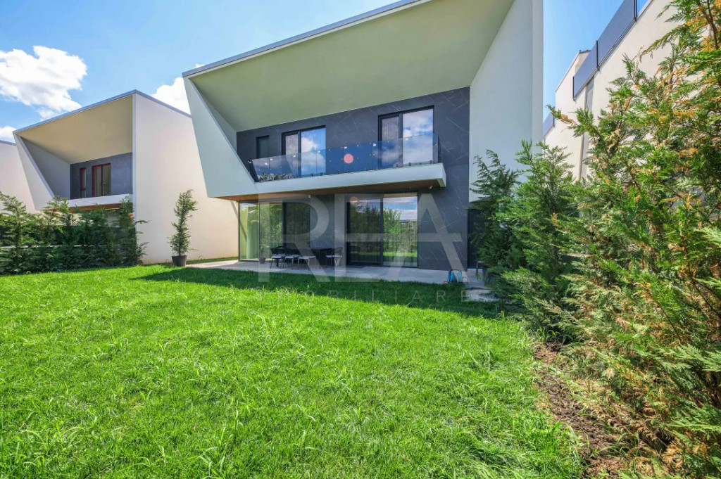 Vilă de lux cu piscină pe terasă și automatizări inteli