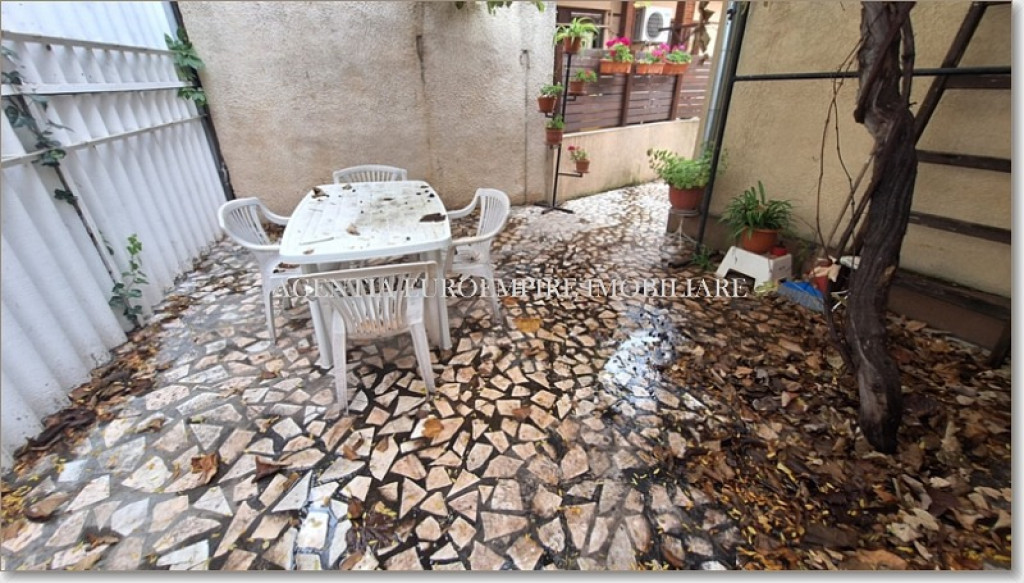 Garsoniera de inchiriat la curte zona Capitol