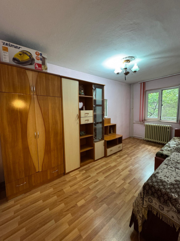 Apartament 3 camere semidecomandat, etaj intermediar