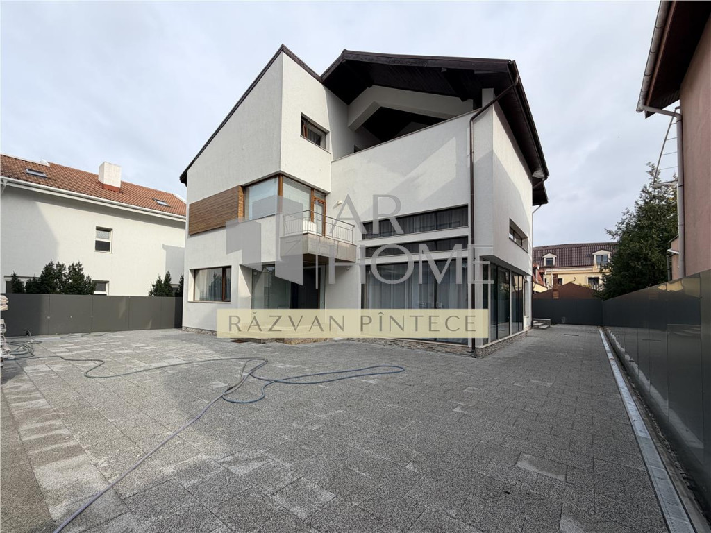 Vila P 1 M, 9 camere, 600 mp, stradal Pipera