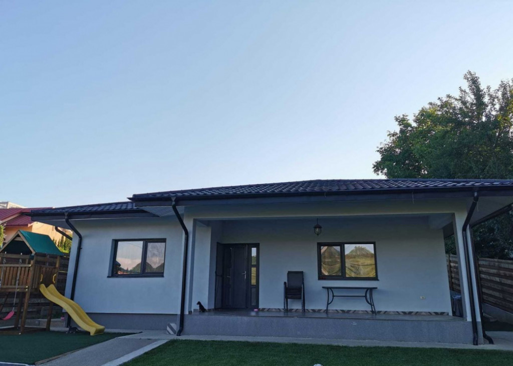 Casa parter, 4 camere, 2 bai, mobilata cu 450 mp teren in z