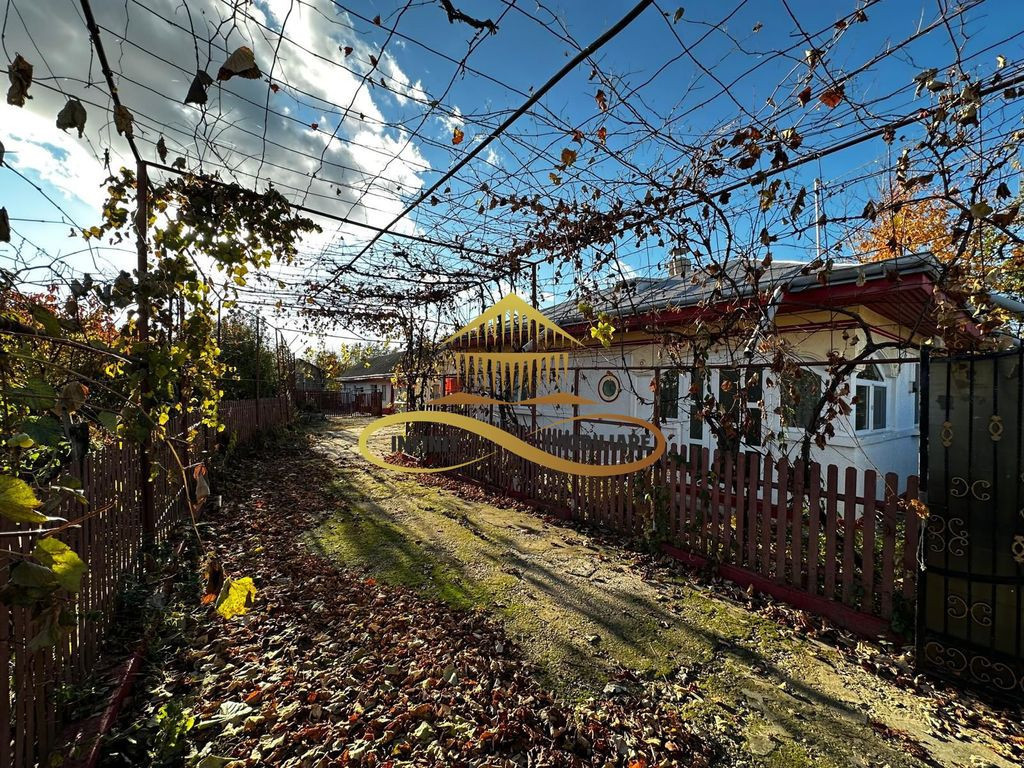 Casa batraneasca din caramida de vanzare si 4500 mp teren...