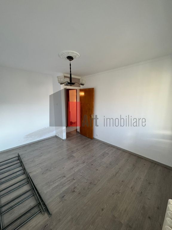 De vânzare – Apartament 3 camere, Sector 4
