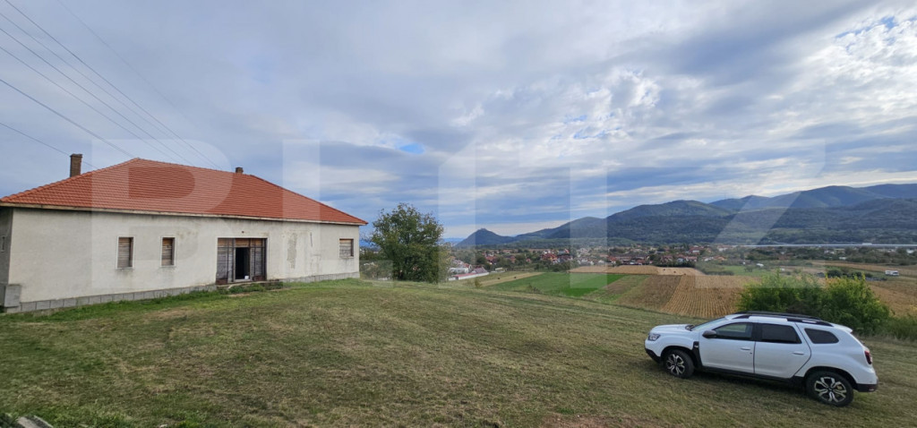 Vila la roșu, 240 mp, teren 93.000 mp - Șoimuș