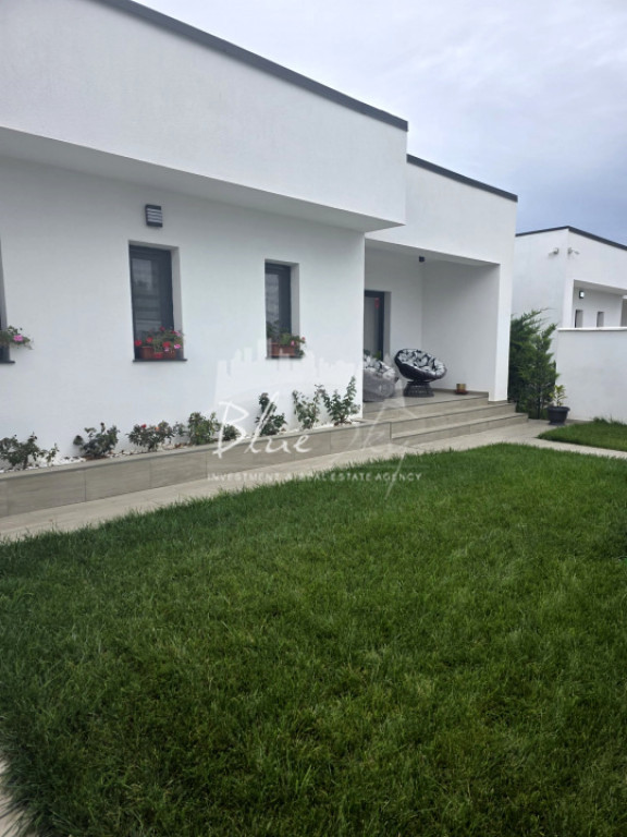 Casa 3 camere situata la intrare in Lazu