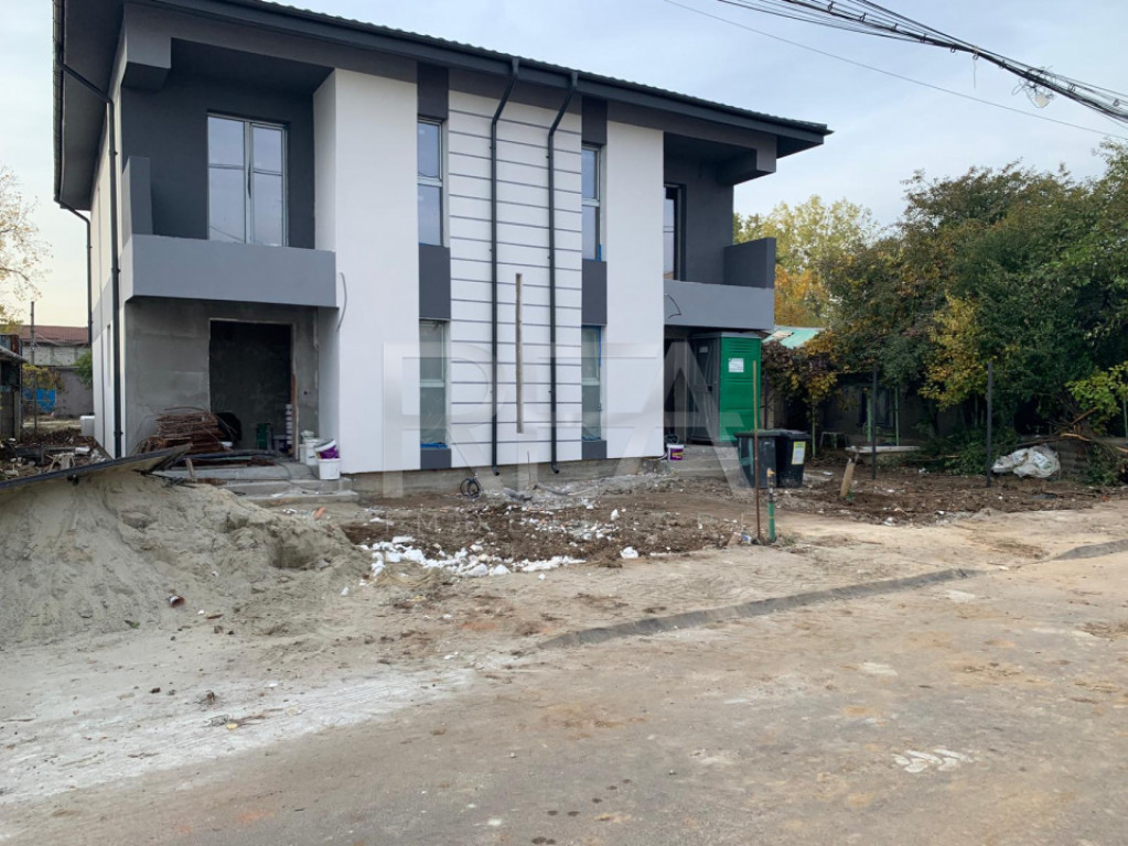 2 Duplex-uri la 8 minute distanță de mers pe jos de stați