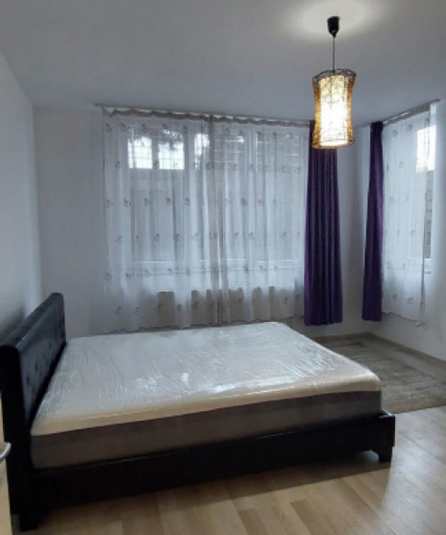 Garsoniera decomandata 40 mp, demisol inalt, situata in Ava