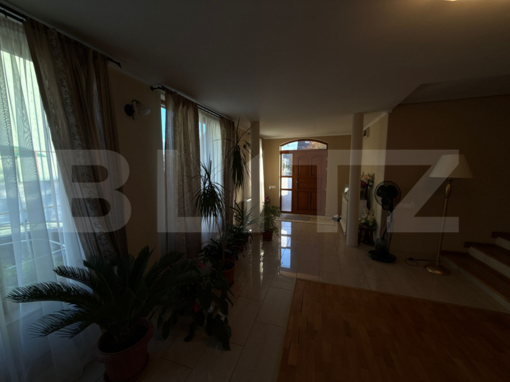 Casă spațioasă cu 2 corpuri , 300 mp– ideală pentru 2