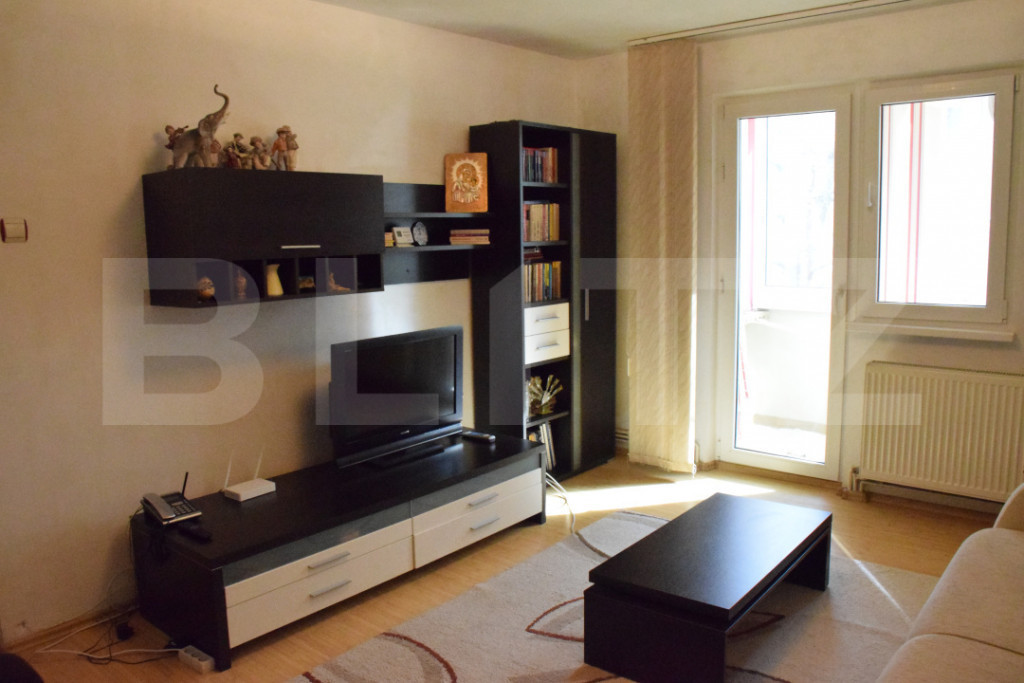 Apartament cu 3 camere, semidecomandat, la etaj intermediar,