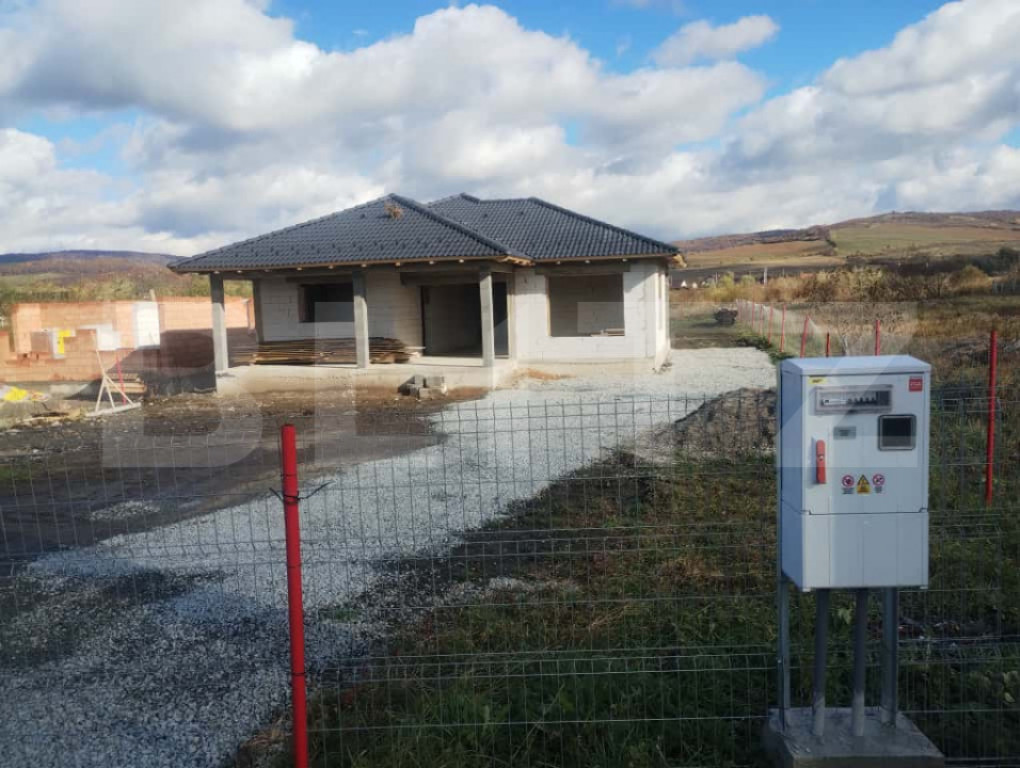 Casa cu 4 camere, 153 mp utili, teren 1000 mp extravilan, ut