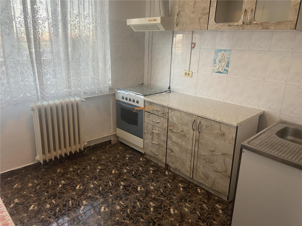 Garsoniera , zona Gara , et 3/4 , 32 mp , decomandata