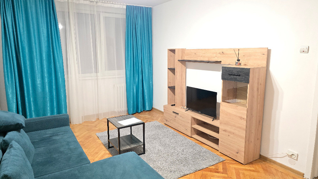 Inchiriez apartament 2 camere decomandat in Deva, zona I. Maniu