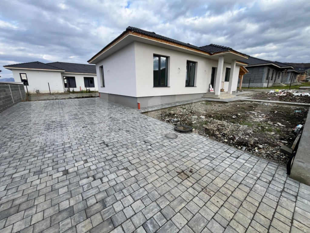 Casa individuala cu 5 ari teren, semifinisata, zona Aerodrom