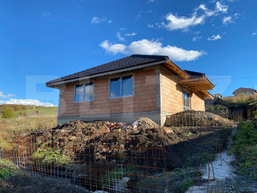 Casa moderna pe parter, semifinisata, teren 500 mp – Apahi