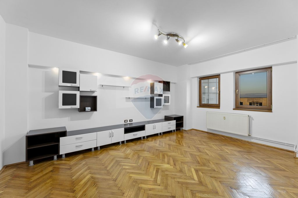 Apartament 3 camere de închiriat, 2 băi, balcon, Bdul. ...