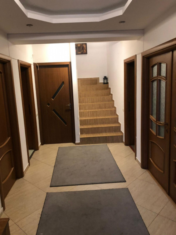 Casa de vanzare 4 dormitoare, living, 2 bai, bucatarie etc
