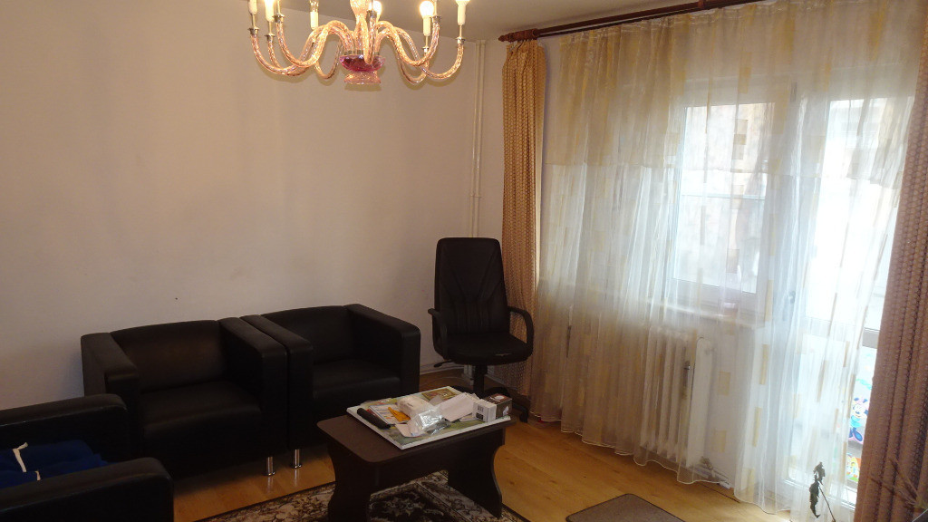 Inchiriez apartament 4 camere decomandat in Deva, et 3 Piata