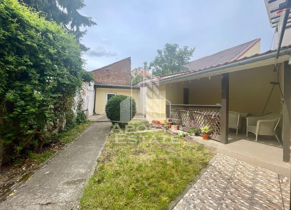 Casa cu 2 apartamente – zona Piata Catedralei