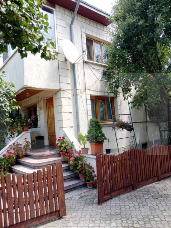 Casă cu spațiu adiacent pentru locuință/activitate profe