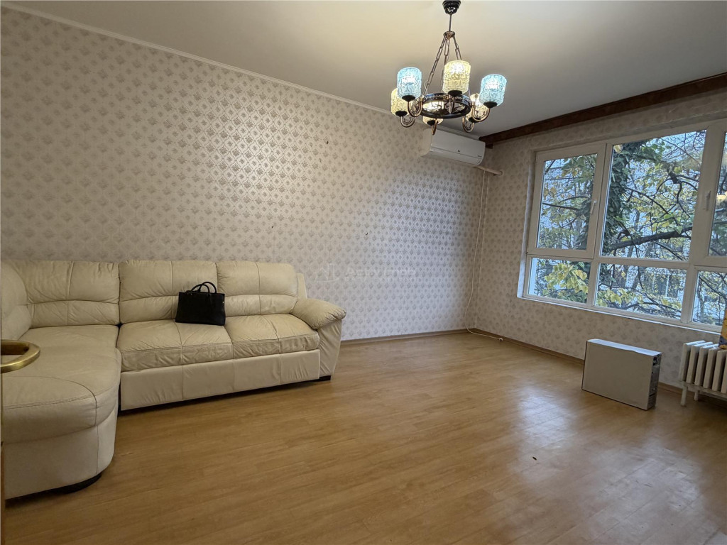 Titan-Ozana -Gura Ialomitei, 4 camere decomandat,etaj 2/4