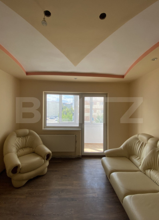 Apartament de 3 camere, 2 bai si balcon inchis, etaj interme