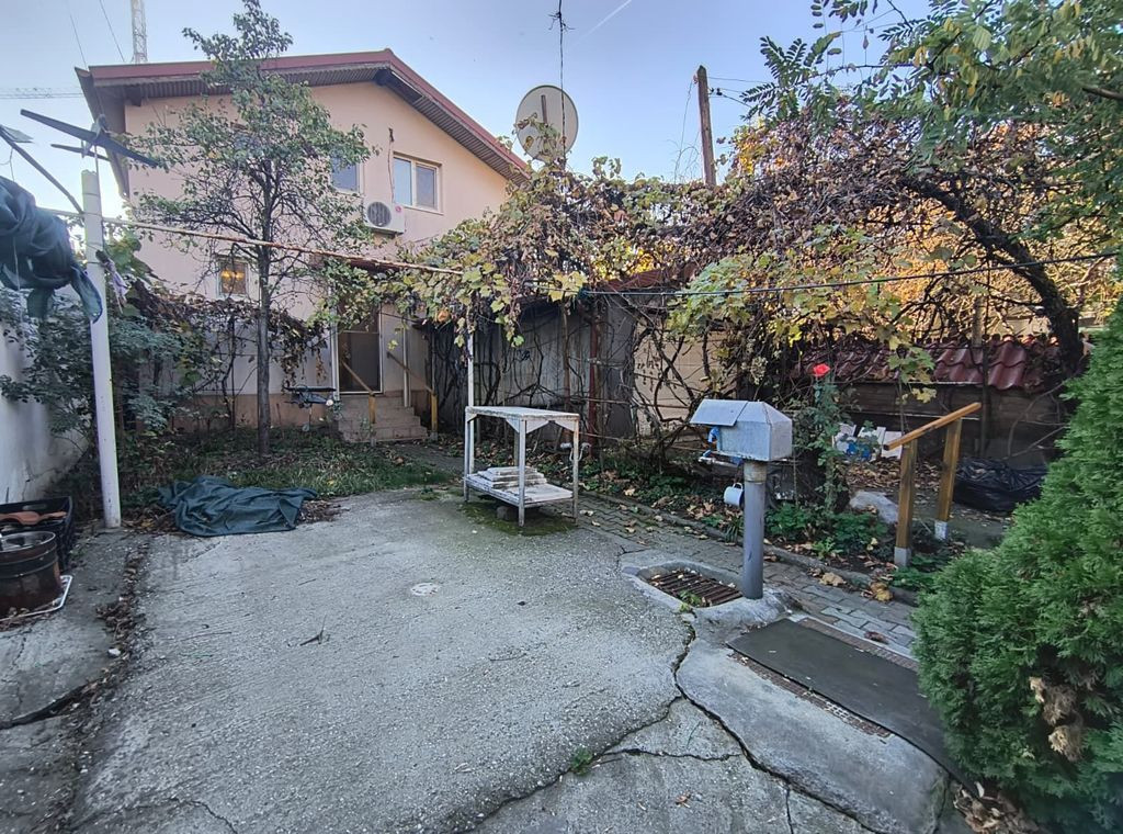 Casa de vanzare,curte individuala, centrala, in Andronach...