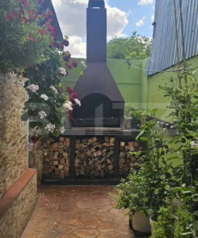 Casă spațioasă cu mansardă, curte amenajată cu grătar