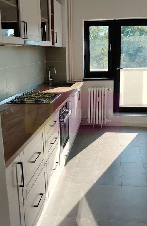 Vanzare apartament 3 camere in zona Unirii-Dambovita