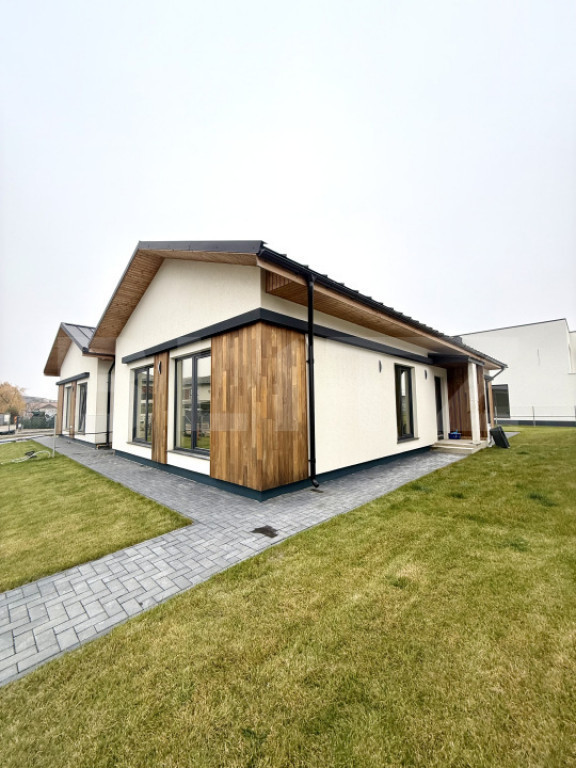 Casa individuala de 3 camere, 110mp, curtea 350mp, zona Sani