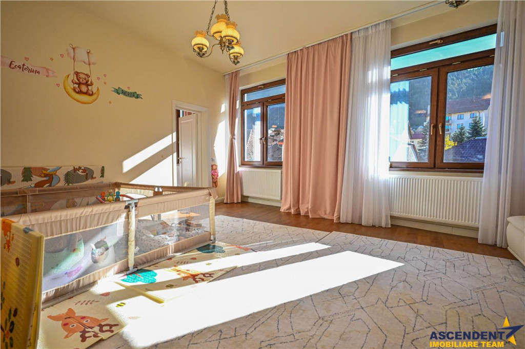 FILM! Eleganta si confort, in cetatea istorica a Brasovului,