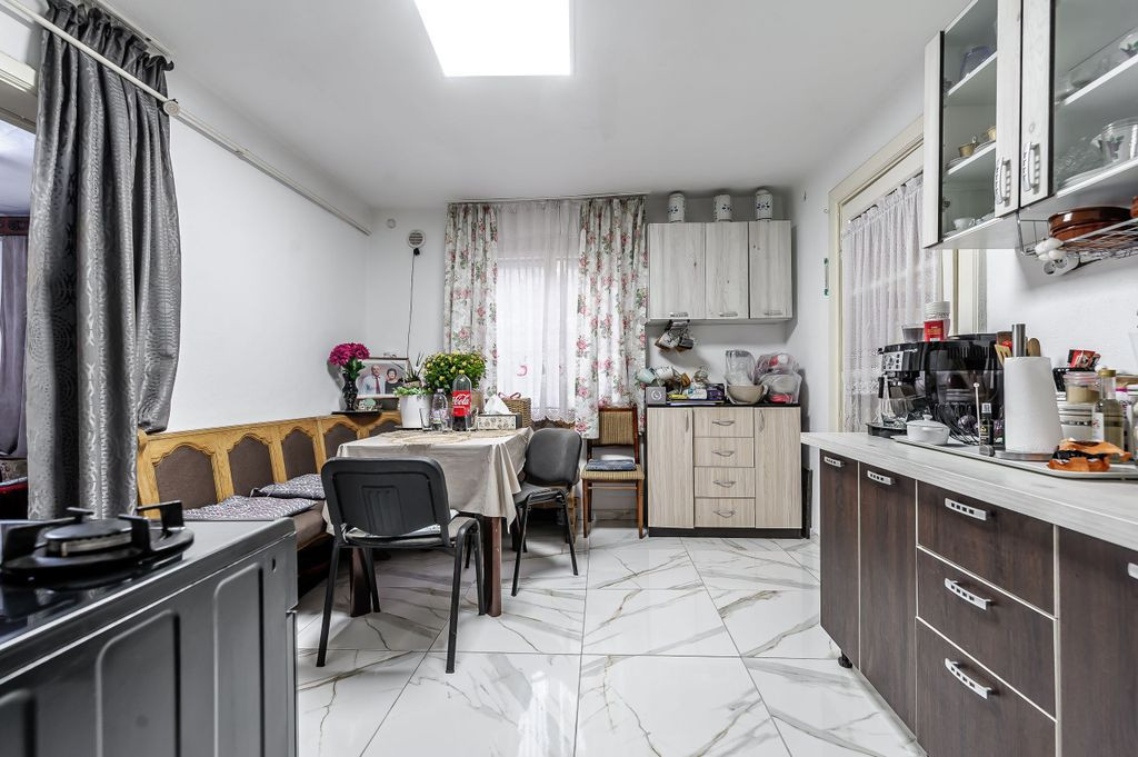 Șansă pentru familie mare apartament la casă, cu teren...