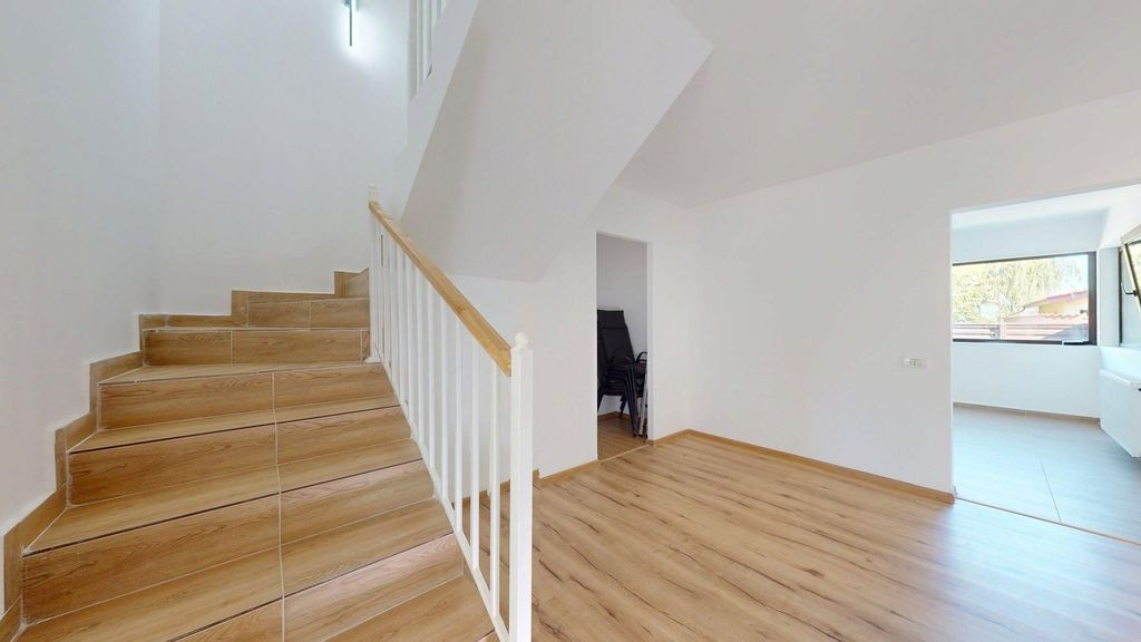 Casa Duplex cu 3 dorm.+ Dressing + Panouri Solare! Cu 2 i...