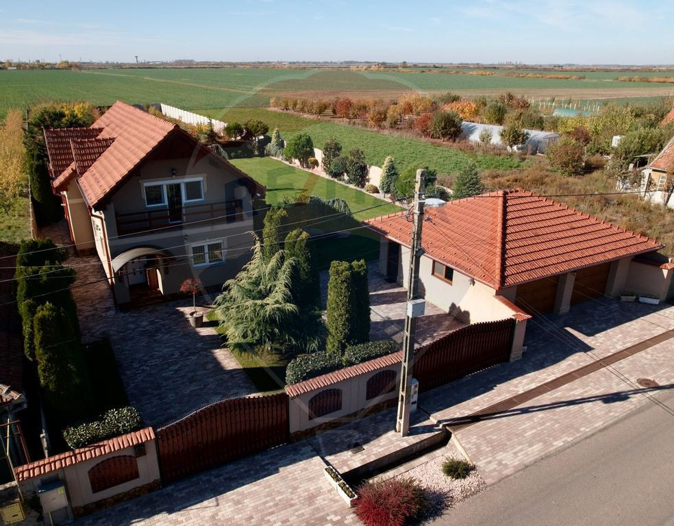 Casă / Vilă cu 5 camere de vânzare cu teren 2687mp in ...