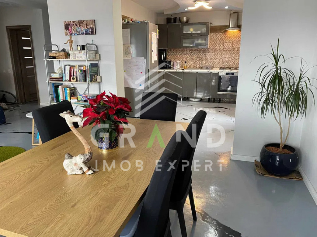 Casă elegantă de închiriat în Borhanci – curte, parcar