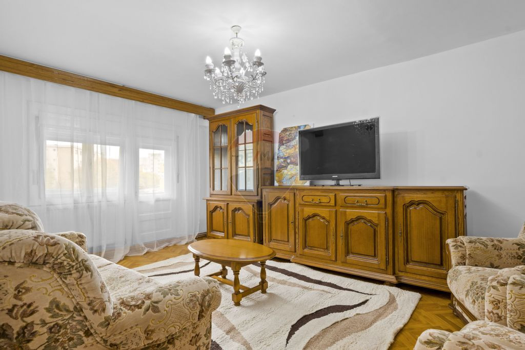 Apartament de închiriat cu 3 camere, 2 băi, în zona Mi...