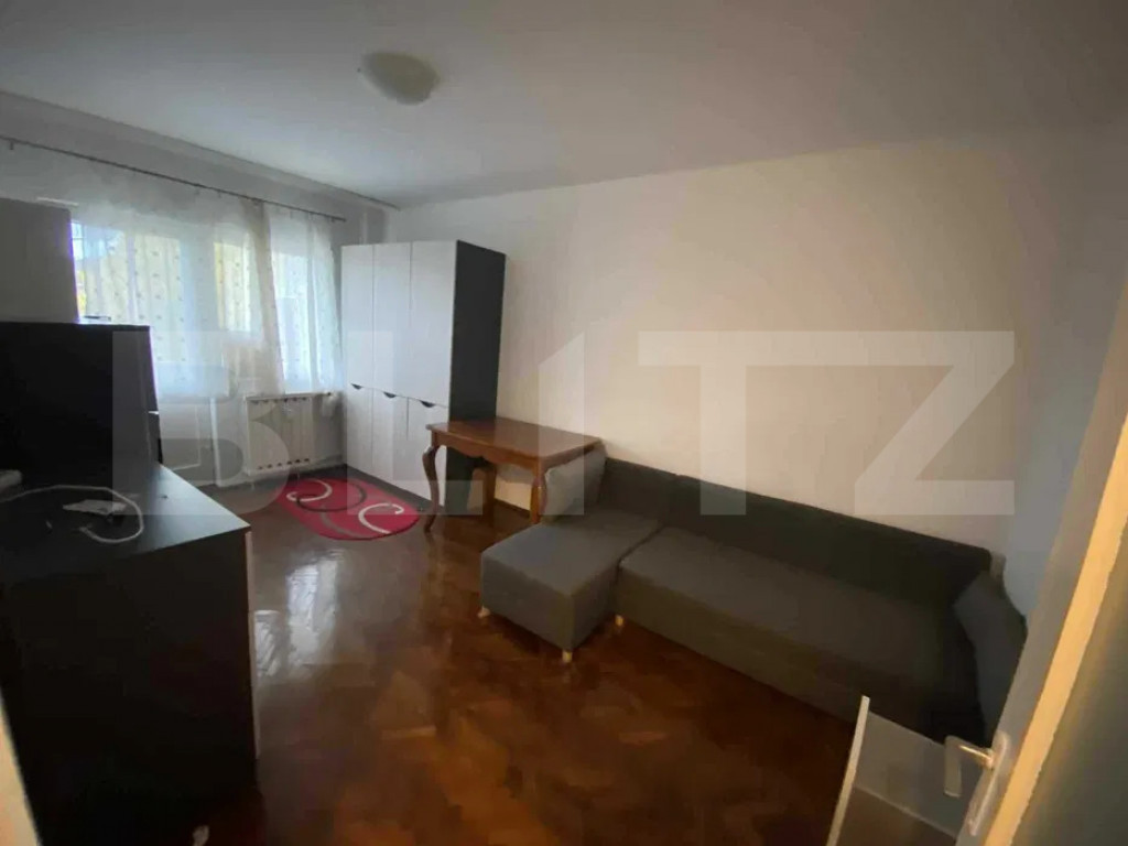 Garsoniera decomandata, balcon, zona Centrala